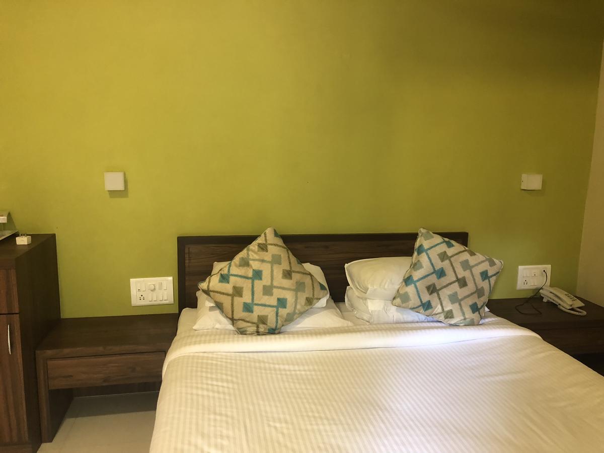 Coco Goa Hotel Arpora Exterior photo